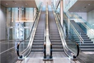 Vanjske pokretne stepenice komercijalne zgrade